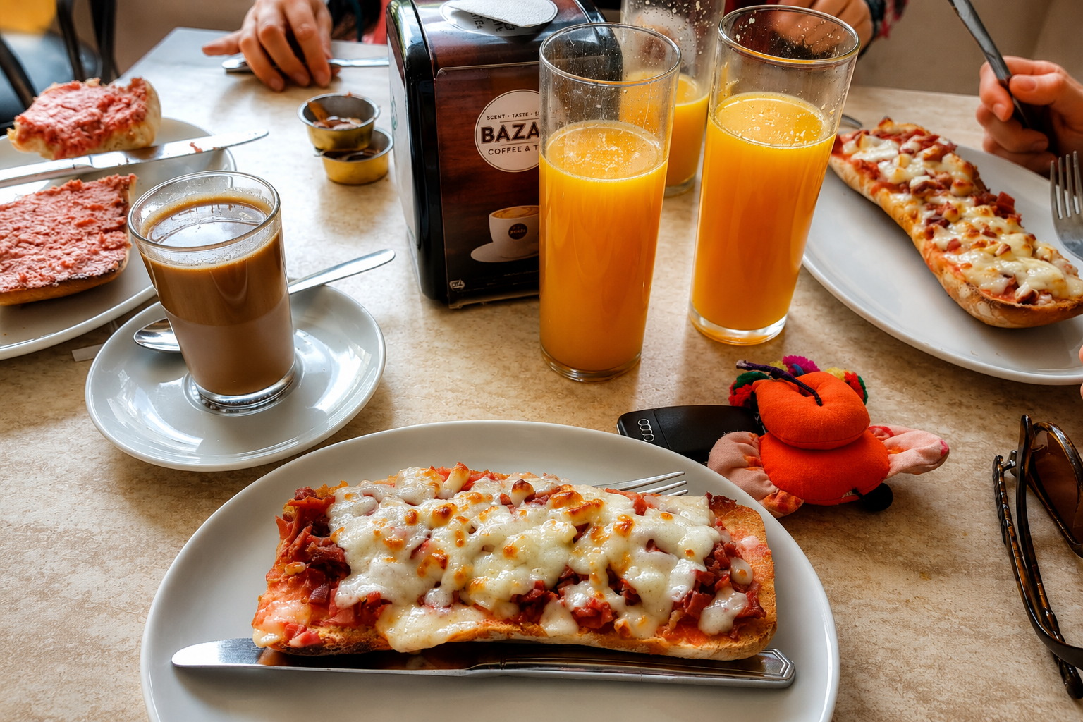 Desayunos con tostadas, café y zumo de naranja en Dallas